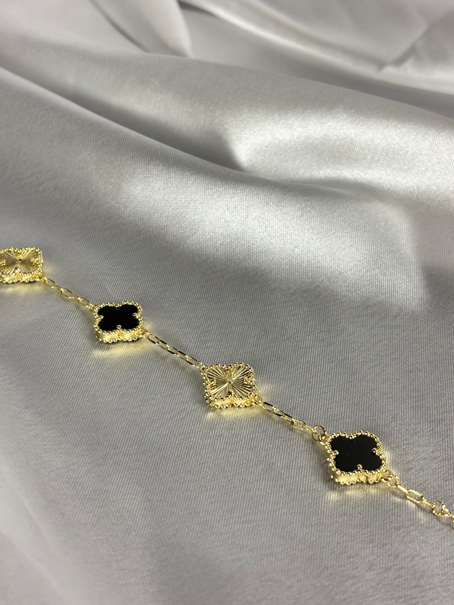 Gold Yonca Motifli Siyah Detaylı Zincir Bileklik