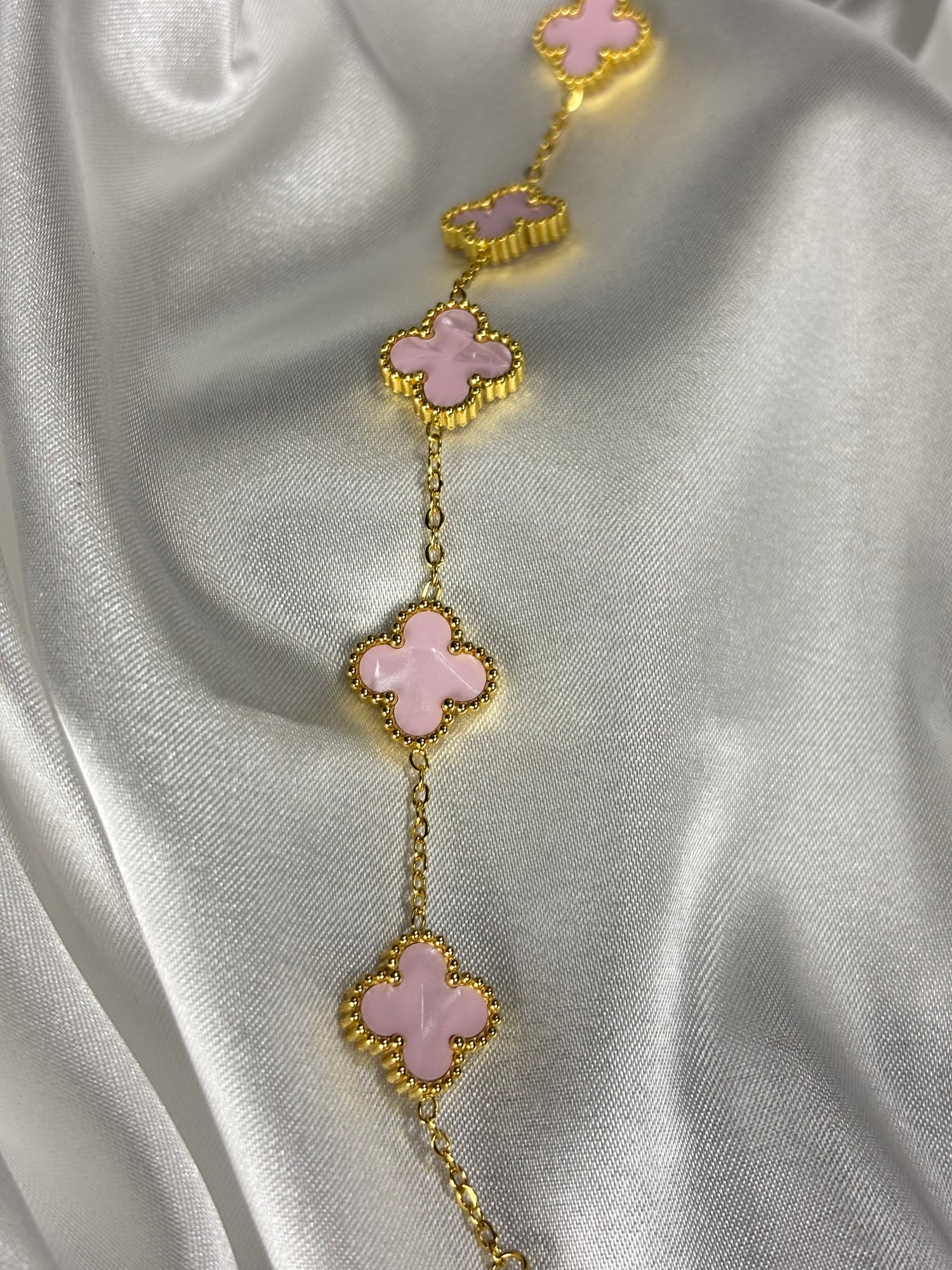 Ürün Başlığı: 316L Çelik Pembe Mineli Yonca Model Gold Bileklik